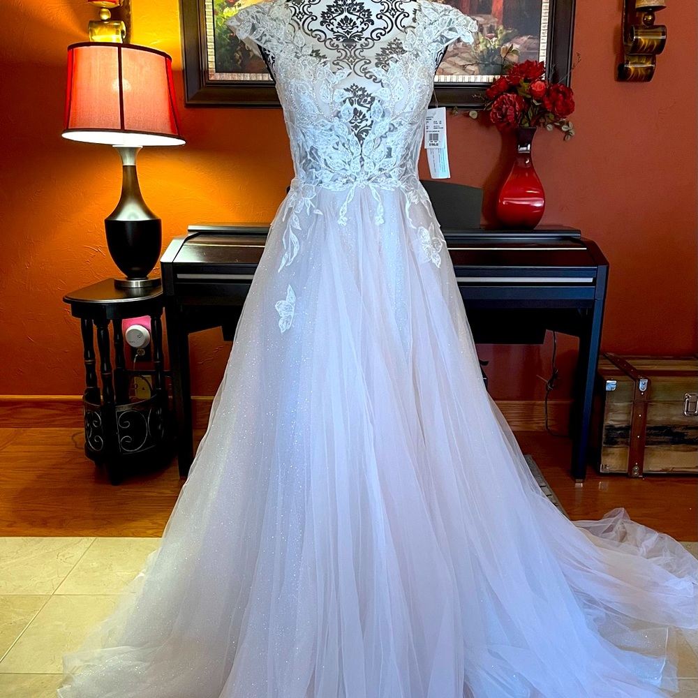 COPY - Beautiful unaltered wedding dress.